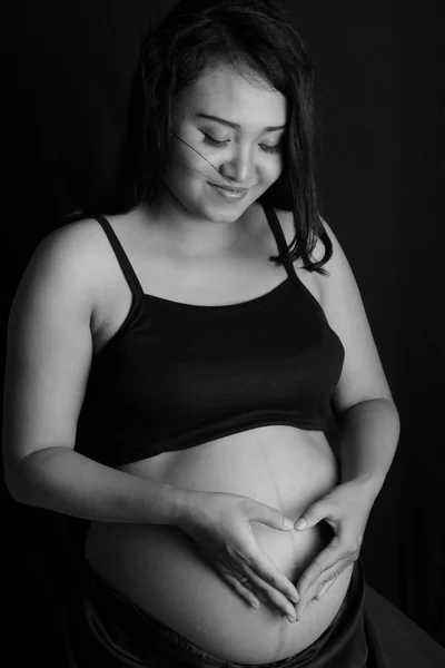 Aimer la mère enceinte, noir et blanc — Photo