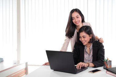 Birlikte laptop ile çalışan office bayanlar