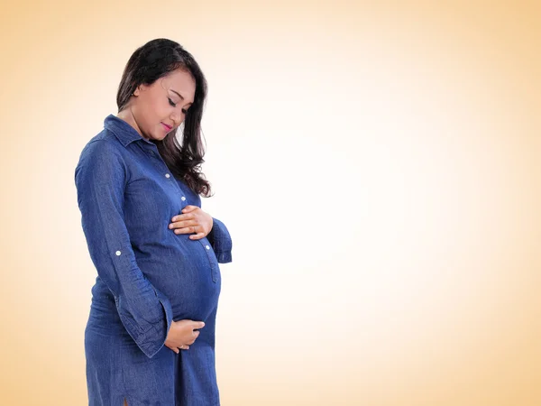 Piękna w ciąży mama stojąc nad miejsce — Zdjęcie stockowe