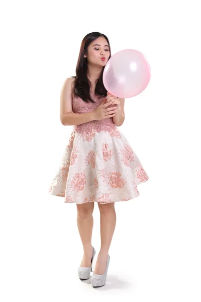 Menina bonito jogar com um balão — Fotografia de Stock