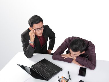 Performans ofis çalışanı altında