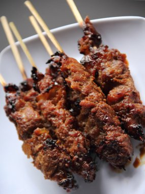 bir tabak tavuk satay