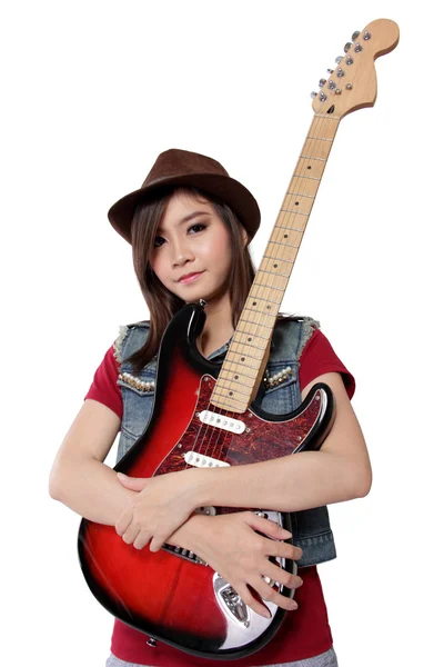 Coole asiatische Rockermädchen umarmen ihre Gitarre, auf weißem Hintergrund — Stockfoto