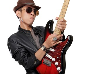 Solo etkileyici yüz, beyaz arka plan üzerinde izole çalmaya rock gitarist yakın çekim