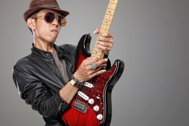 Etkileyici rock gitaristi solo oynama