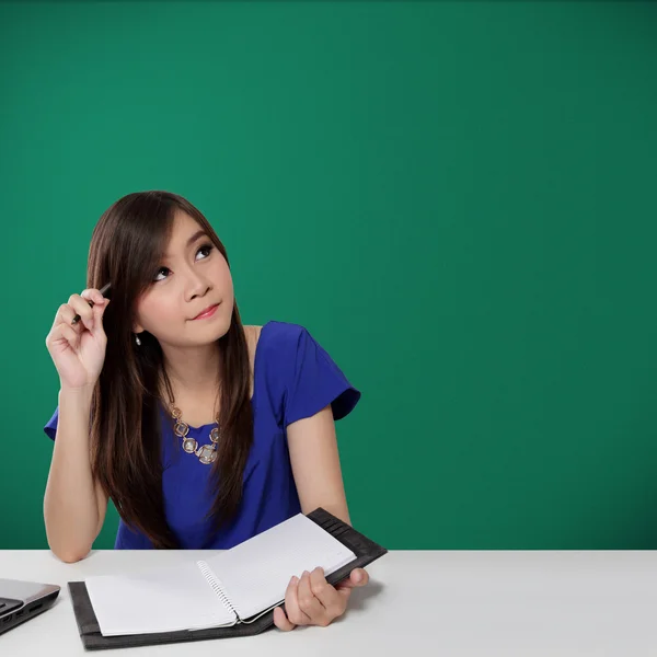 Asiatiska college flicka gör sina läxor — Stockfoto