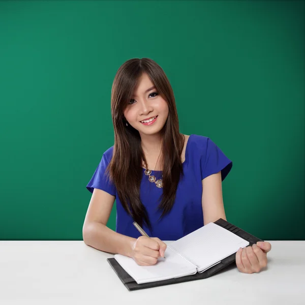 Asiática chica universitaria haciendo su tarea — Foto de Stock