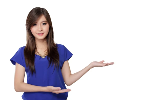 युवा एशियाई महिला अपने हाथों से प्रस्तुत कर रही है, सफेद पर अलग — स्टॉक फ़ोटो, इमेज