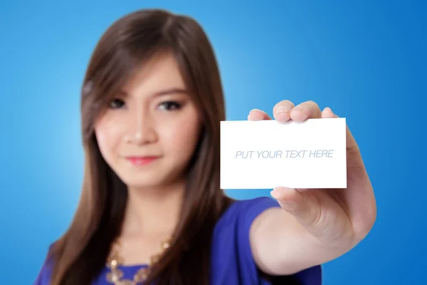 Beautiful Asian woman showing blank white card — Stock Photo, Image