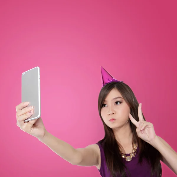 Cute Asian girl taking selfie, on pink background — Stock Photo, Image
