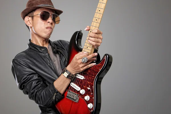 Etkileyici rock gitaristi solo oynama