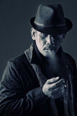 Eski Dedektif bir sigara