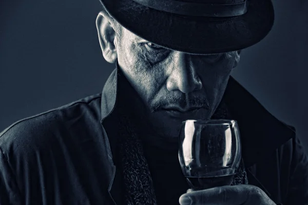 Old gangster with mysterious face — Stock Photo, Image