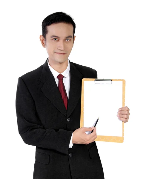 白で隔離紙のメモ帳を示す若いアジア系のビジネスマン — ストック写真