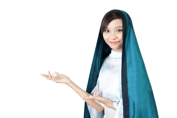 Muslim woman presenting with two hands — Stockfoto