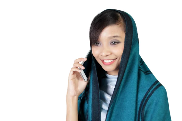 Smiling muslim girl talk on phone — Stock Photo, Image