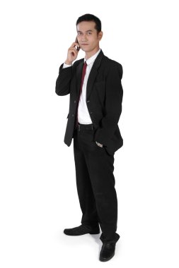 İşadamı duran ve kamera için seyir telefon,