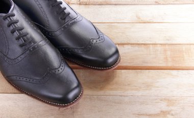 Ahşap üzerine deri ayakkabı