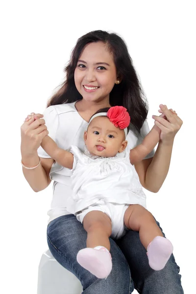 Baby auf Mamas Schoß — Stockfoto