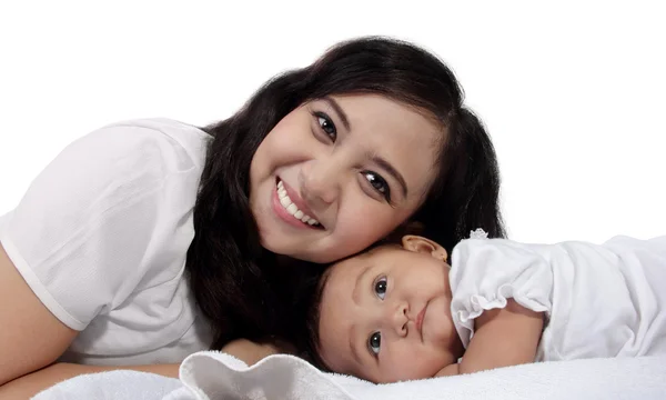 Mãe com seu bebê na cama — Fotografia de Stock