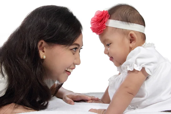 Mamãe brincar com seu bebê — Fotografia de Stock