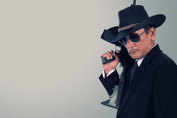 Boşaltmak ile eski gangster