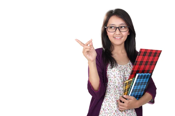 Glückliche Studentin zeigt auf Kopierraum — Stockfoto