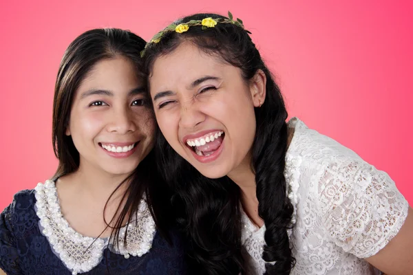 Brillantes chicas sonrientes sobre fondo rosa —  Fotos de Stock