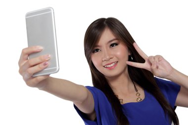 Muzaffer kız al telefonunu kullanarak kendi kendine çekim fotoğraf