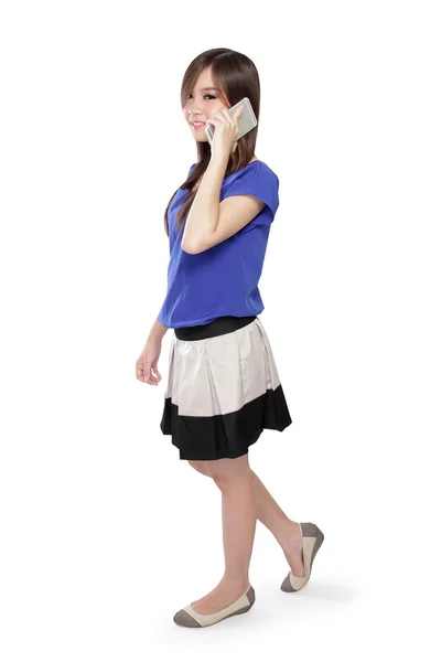 Счастливая азиатская девушка на телефонной прогулке — стоковое фото