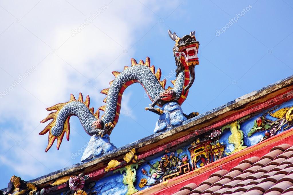 Dragon statue on temple rooftop