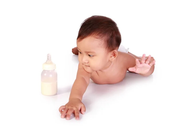 Garrafa de leite e bebê rastejante — Fotografia de Stock