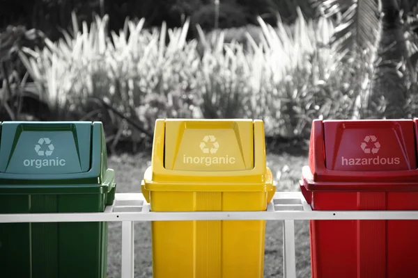 Papeleras de reciclaje etiquetadas, color selectivo —  Fotos de Stock