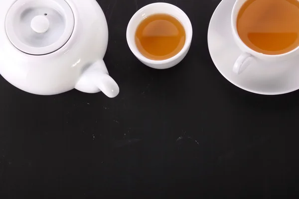 Чайник и чашки сверху — стоковое фото