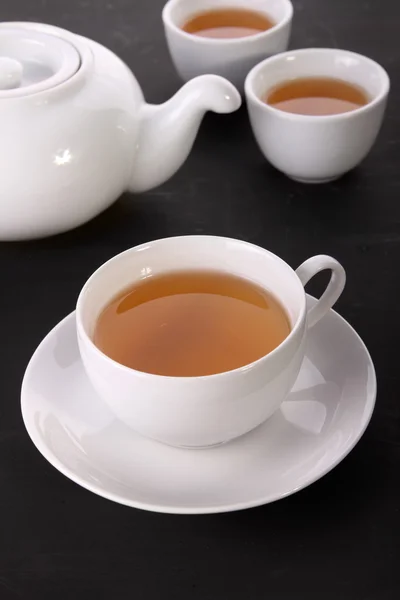 Teetassen und Kannen auf dem Tisch — Stockfoto