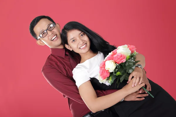Romantisch paar knuffelen op rode achtergrond — Stockfoto