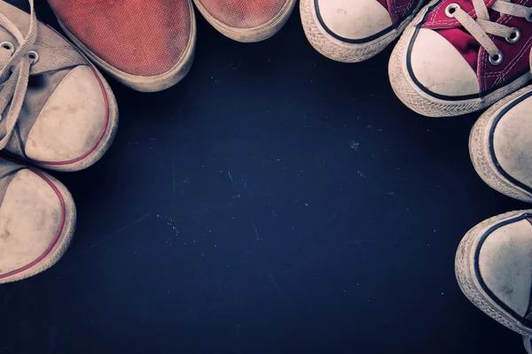 Vintage sapatos de lona em torno do espaço de cópia circular — Fotografia de Stock