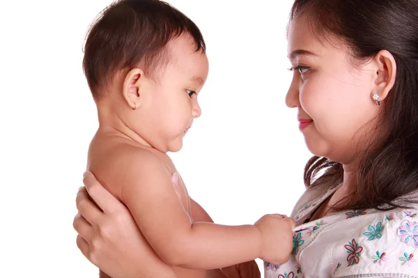 Baby en Mama's genegenheid — Stockfoto