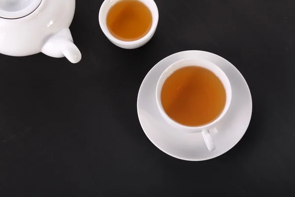 Чашки чая и чайник над головой — стоковое фото