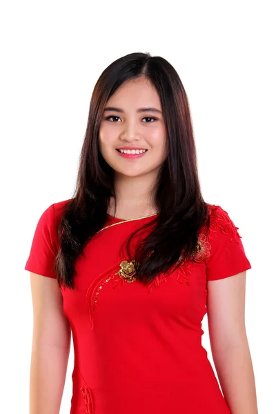 Bella donna asiatica in cheongsam rosso isolato — Foto Stock