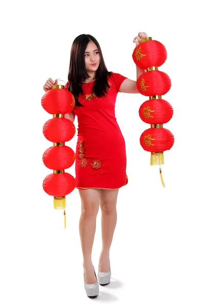 Chica china con dos linternas rojas de longitud completa aislado — Foto de Stock