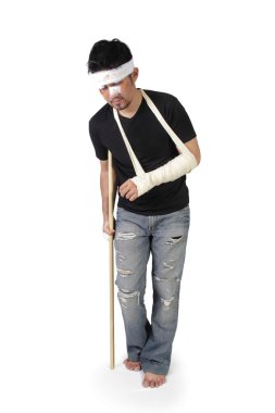 Koltuk değneği ile tam uzunlukta yürüyen adam