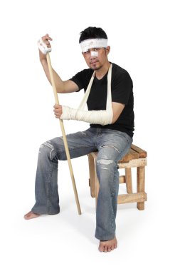 Sandalyede oturan kaza kurbanı