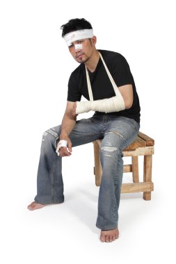 Bandajlı adamın oturur ve üzgün hissediyor