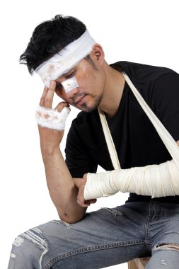 Üzücü kaza kurbanı izole oturur