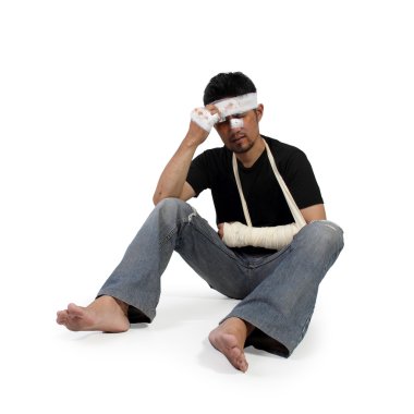 Acı acı oturan adam