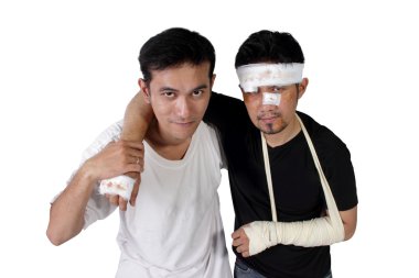 Bir adam yaralı bir adam izole yürümeye yardımcı olur.