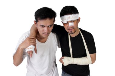 Yaralı bir adam başkalarının yardımı ile izole tahliye