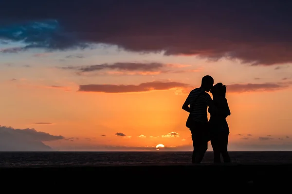 Silhouettes Couple Amoureux Baisers Coucher Soleil — Photo