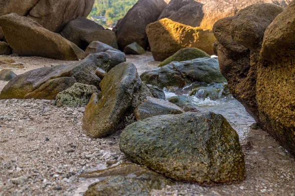 Big Rock en la playa —  Fotos de Stock